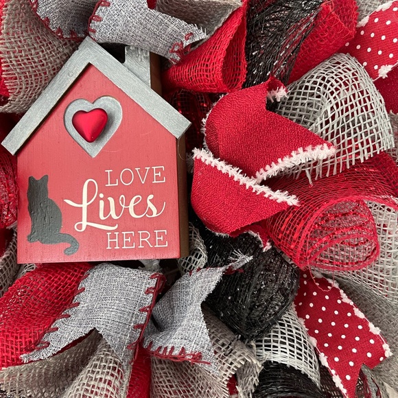 Valentine’s wreath “LOVE Lives Here” HANDPAINTED silhouette can b pet customized - Picture 6 of 6